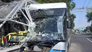 Троллейбус врезался в стену подземного перехода в Алматы: 7 человек пострадали