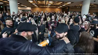 Противники паспортов вакцинации ворвались в офис британских журналистов