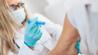 1417 казахстанцев старше 90 лет получили вакцину от коронавируса