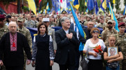 Порошенко облили зеленкой в центре Киева. Инцидент попал на видео