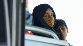 Талибы приказали работающим женщинам оставаться дома