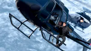 Том Круз экстренно приземлился на вертолете в саду британки