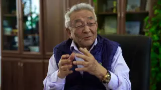 90-летний Торегельды Шарманов привился от коронавируса