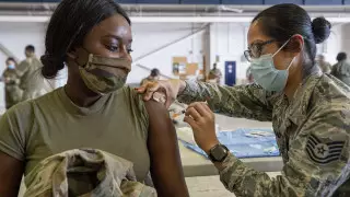 Пентагон обязал военных США вакцинироваться от COVID-19