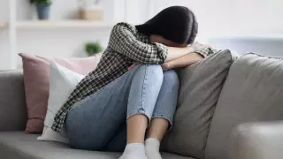 "Затягивают следствие". Алматинка обвинила супруга в домогательствах к ее дочери