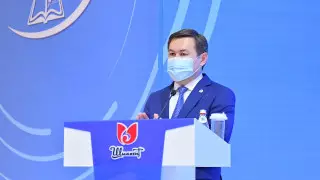 Аким Шымкента провел августовскую конференцию с учителями