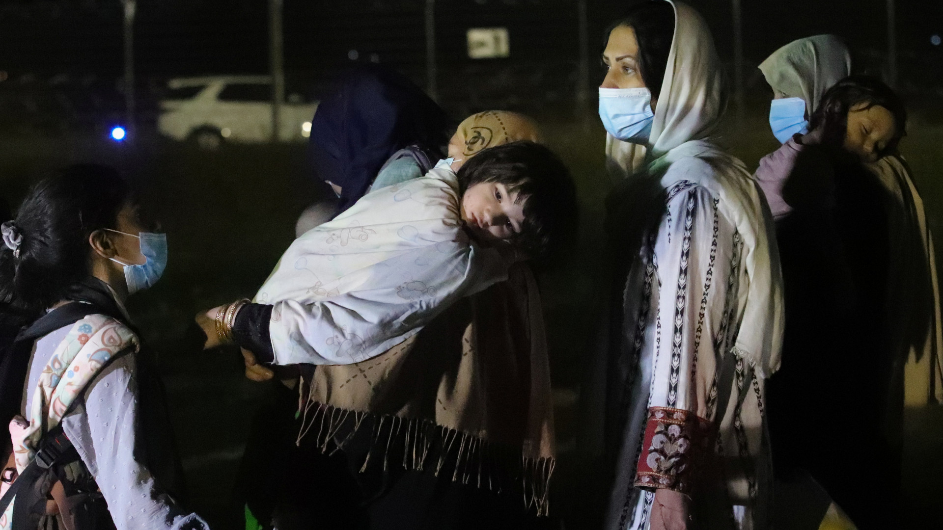 Эвакуация после взрыва. Теракт в аэропорту Кабула (2021). Талибан теракт в школе для девочек. Раскекретноя операция в Кабуле в 1998!г.
