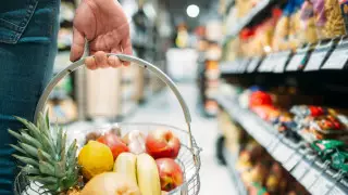 Мужчину, вводившего неизвестные вещества в продукты из супермаркета, задержали в Лондоне