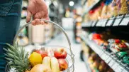 Мужчину, вводившего неизвестные вещества в продукты из супермаркета, задержали в Лондоне