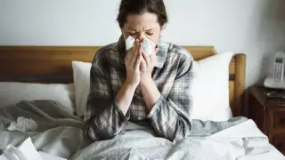 "Отек и ожог". Опасные методы лечения простуды назвал врач