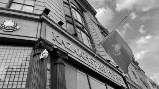 Над зданиями посольств Казахстана за рубежом приспустили флаги