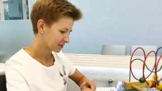 Врач объяснила, почему у женщин образуется "холка" на шее