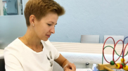 Врач объяснила, почему у женщин образуется "холка" на шее