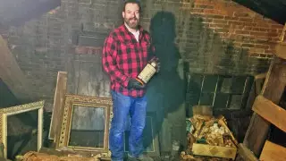 Мужчина купил дом и обнаружил в нем сокровища на 200 тысяч долларов