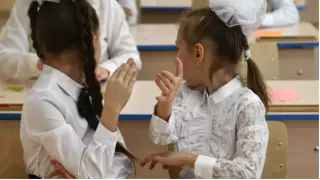 Узбекским школьницам разрешили носить тюбетейки