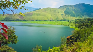 Озеро Тоба рядом с одноименным вулканом на острове Суматра. ©  elements.envato.com