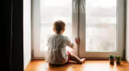 Как уберечь ребенка от падения из окна