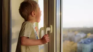 Двое малышей выпали из окон в Нур-Султане за сутки