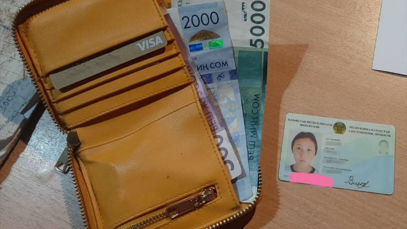 Водитель мусоровоза нашел кошелек с деньгами казахстанки