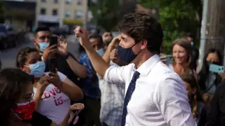 Премьера Канады закидали камнями на предвыборном митинге