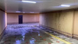 Пешеходный переход в Алматы заливает водой