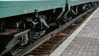 Пьяный мужчина остановил поезд из Нур-Султана, нажав стоп-кран