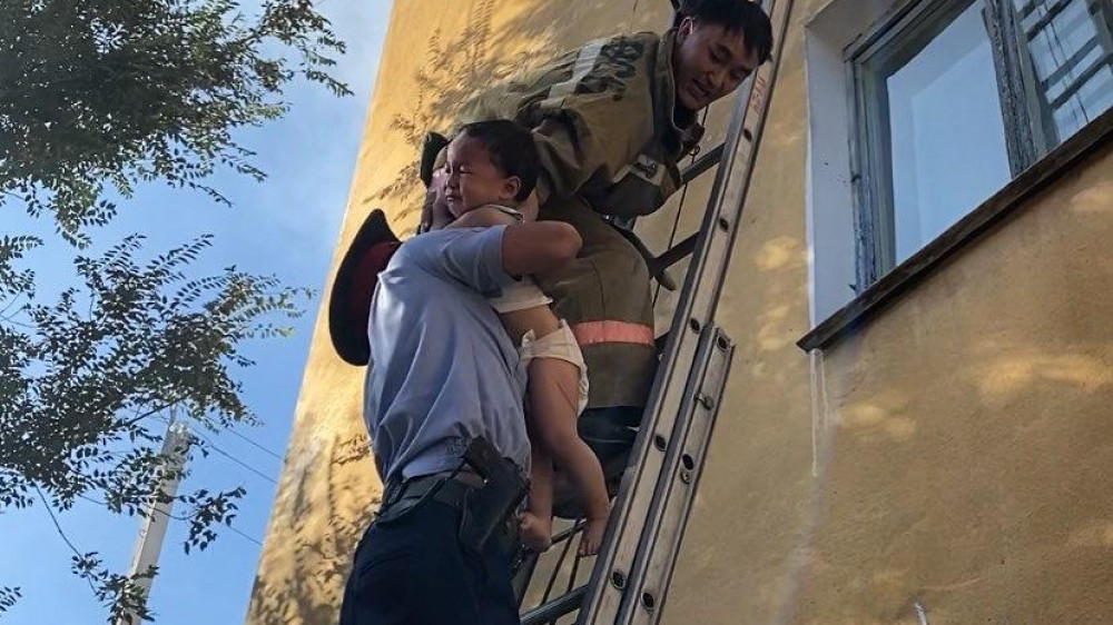 Пожарные спасли детей, оказавшихся в ловушке из-за горения соседней квартиры в Текели