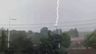 Молния 12 раз подряд поразила одно и то же место в Китае