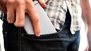 Уролог ответил, может ли телефон в кармане привести к мужскому бесплодию