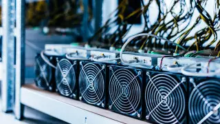 Бортпроводника подозревают в краже оборудования для майнинга в аэропорту Алматы