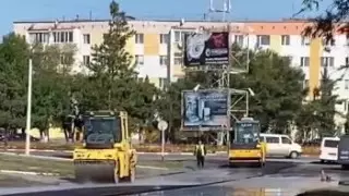 Укладку асфальта в лужи сняли на видео в Костанае