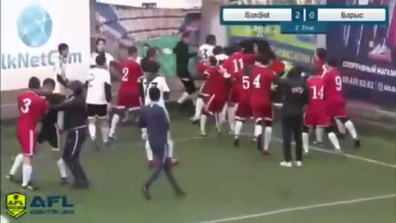Футболисты устроили массовую драку во время матча в Нур-Султане