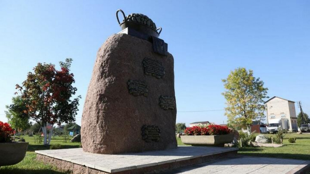 Памятник картошке установили в Беларуси и насмешили людей