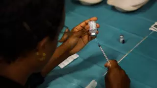 Третья доза вакцины от COVID-19 стала обязательной для медработников в Греции