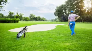 Учителей отправили чистить поле для гольфа в Туркестанской области