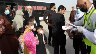 Афганцы продолжают покидать страну - ООН