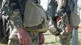 Военный погиб при прыжке с парашютом в Алматинской области