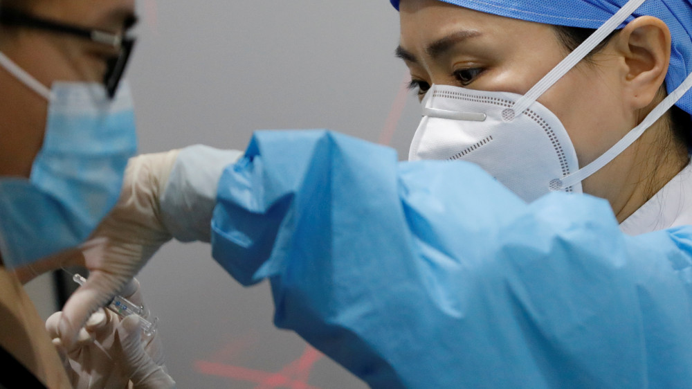 Более миллиарда жителей Китая полностью привились от коронавируса