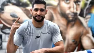 Чемпиона мира по боксу вывели из самолета из-за маски