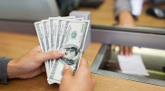 Курс доллара начал неделю с роста