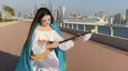Казахстанка исполнила кюй Курмангазы на набережной в Дубае