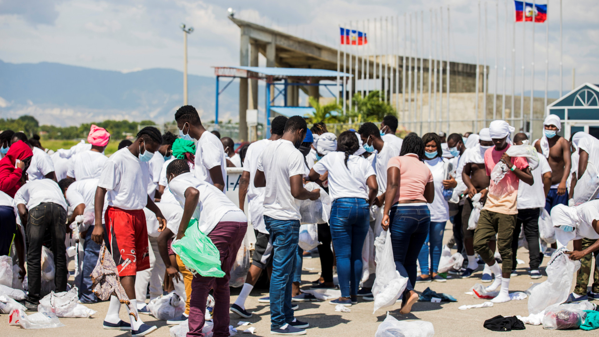Депортация мигрантов после теракта. Гаити мигранты. Белые мигранты. Аэропорт Гаити.
