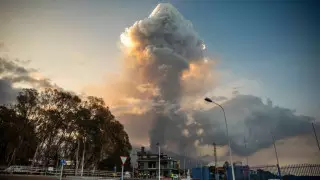 Лава подступает к морю на Канарах. Жителям острова приказали укрыться в домах