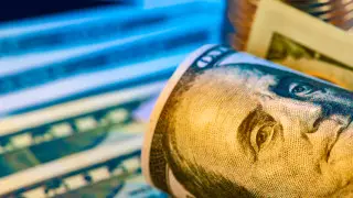 Курс доллара продолжает падать