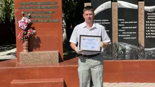 Металлурга из Риддера наградили за спасение ребенка из огня