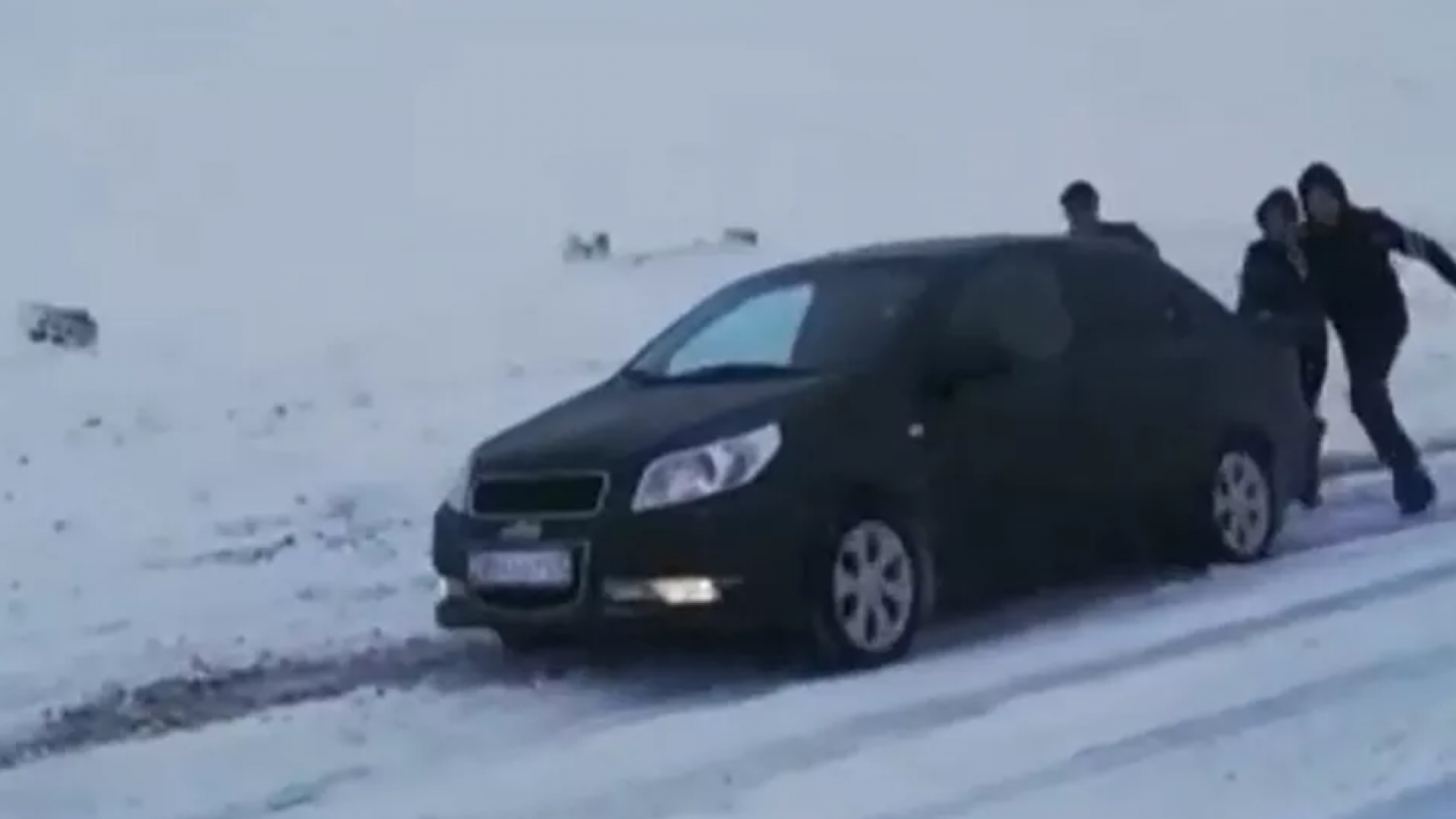 Кадры заваленного снегом перевала в Алматинской области появились в Сети:  03 октября 2021 19:47 - новости на Tengrinews.kz