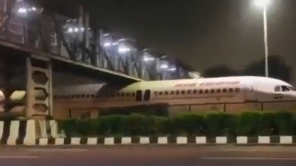 Самолет застрял под мостом и заблокировал часть шоссе в Индии