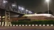 Самолет застрял под мостом и заблокировал часть шоссе в Индии