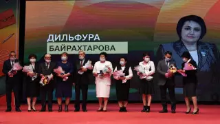 Аким Кызылординской области наградила лучших педагогов