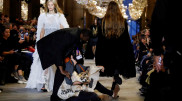 Климатические активисты сорвали показ мод Louis Vuitton в Париже